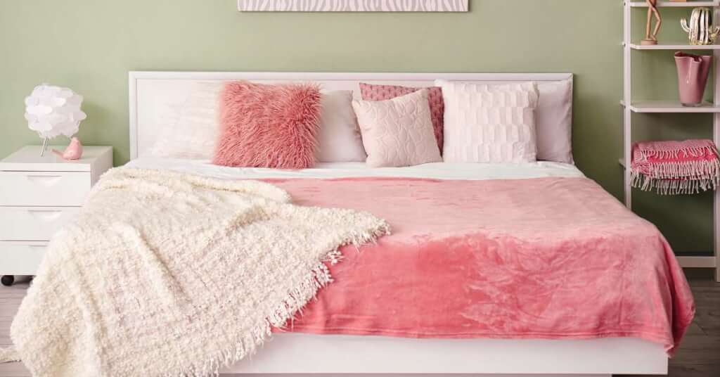 The Perfect Teen Girl Bedding for a Small Room (1)