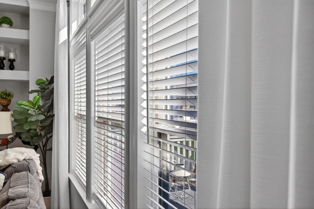 Modern blind in light neutral colors for optimal light in livingroom